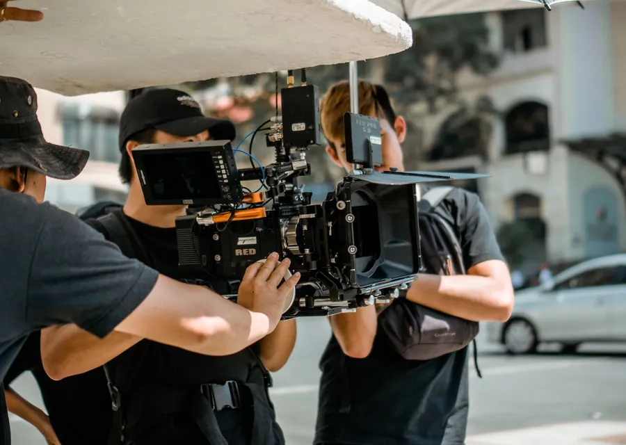Equipe de produção filmando em locação