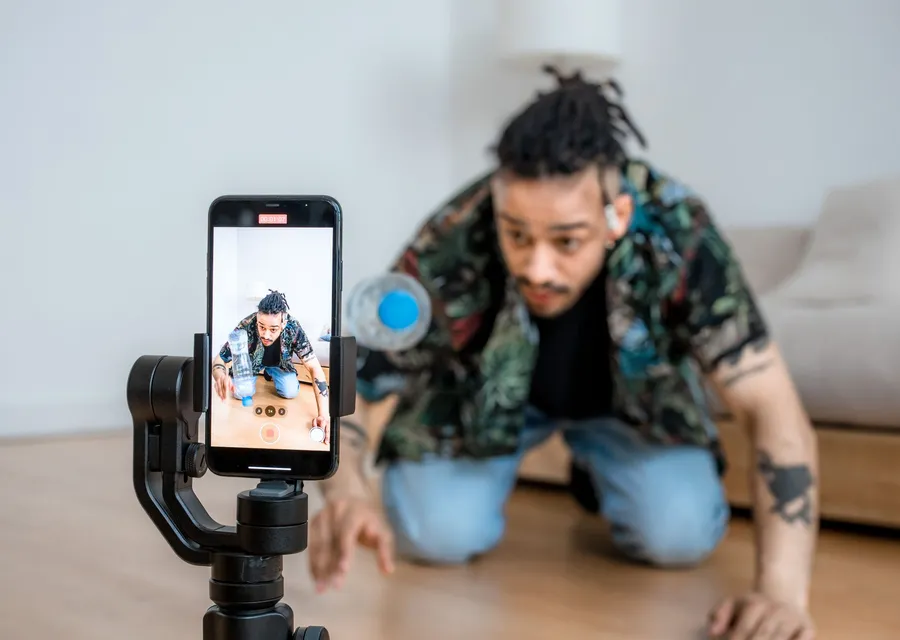 Criador gravando conteúdo com celular em estabilizador